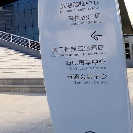 如何通過社交媒體網站設計吸引更多的用戶和互動？